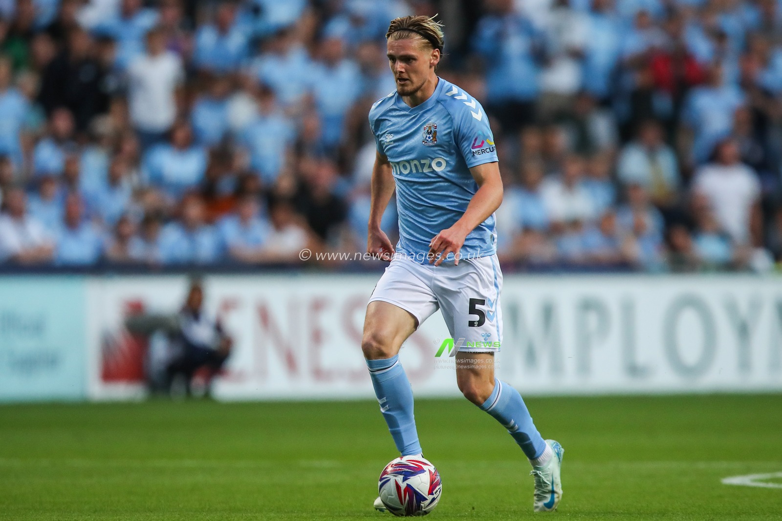 Jack Rudoni of Coventry City breaks with the ball during the Sky Bet Championship match Coventry City vs Oxford United at Coventry Building Society Arena, Coventry, United Kingdom, 16th August 2024

(Photo by Gareth Evans/News Images)