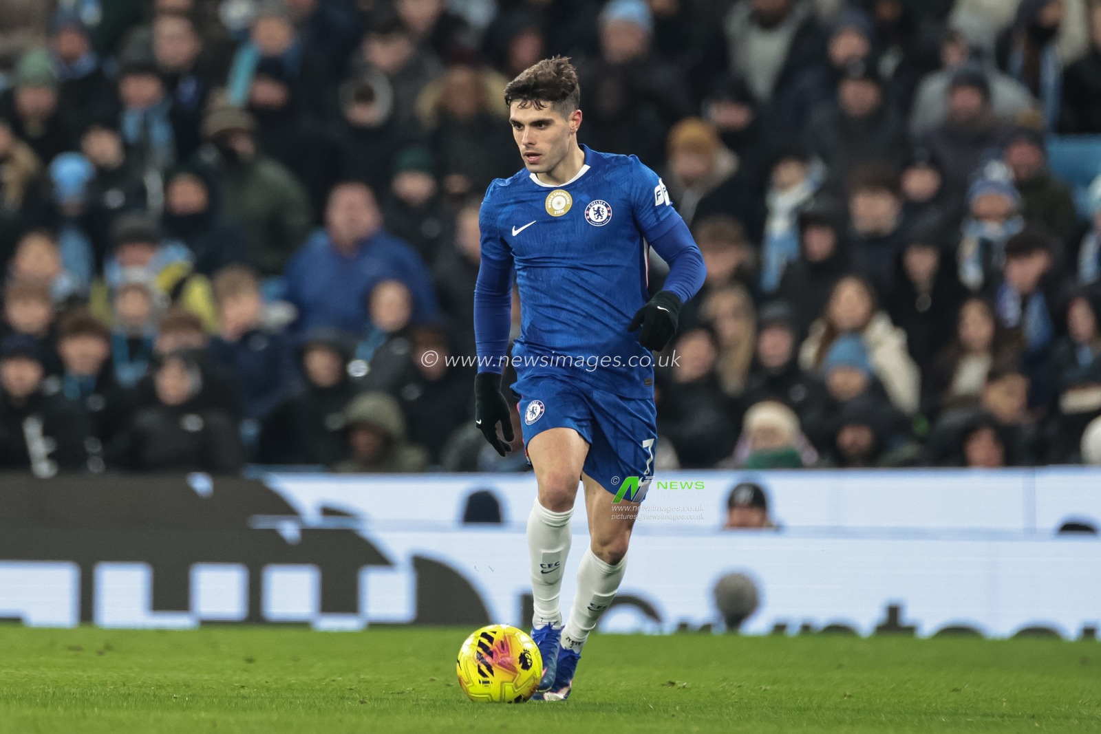 Pedro Neto of Chelsea breaks with the ball during the Premier League match Manchester City vs Chelsea at Etihad Stadium, Manchester, United Kingdom, 4th January 2026

(Photo by Mark Cosgrove/News Images)

*** GER AUT SUI OUT ***