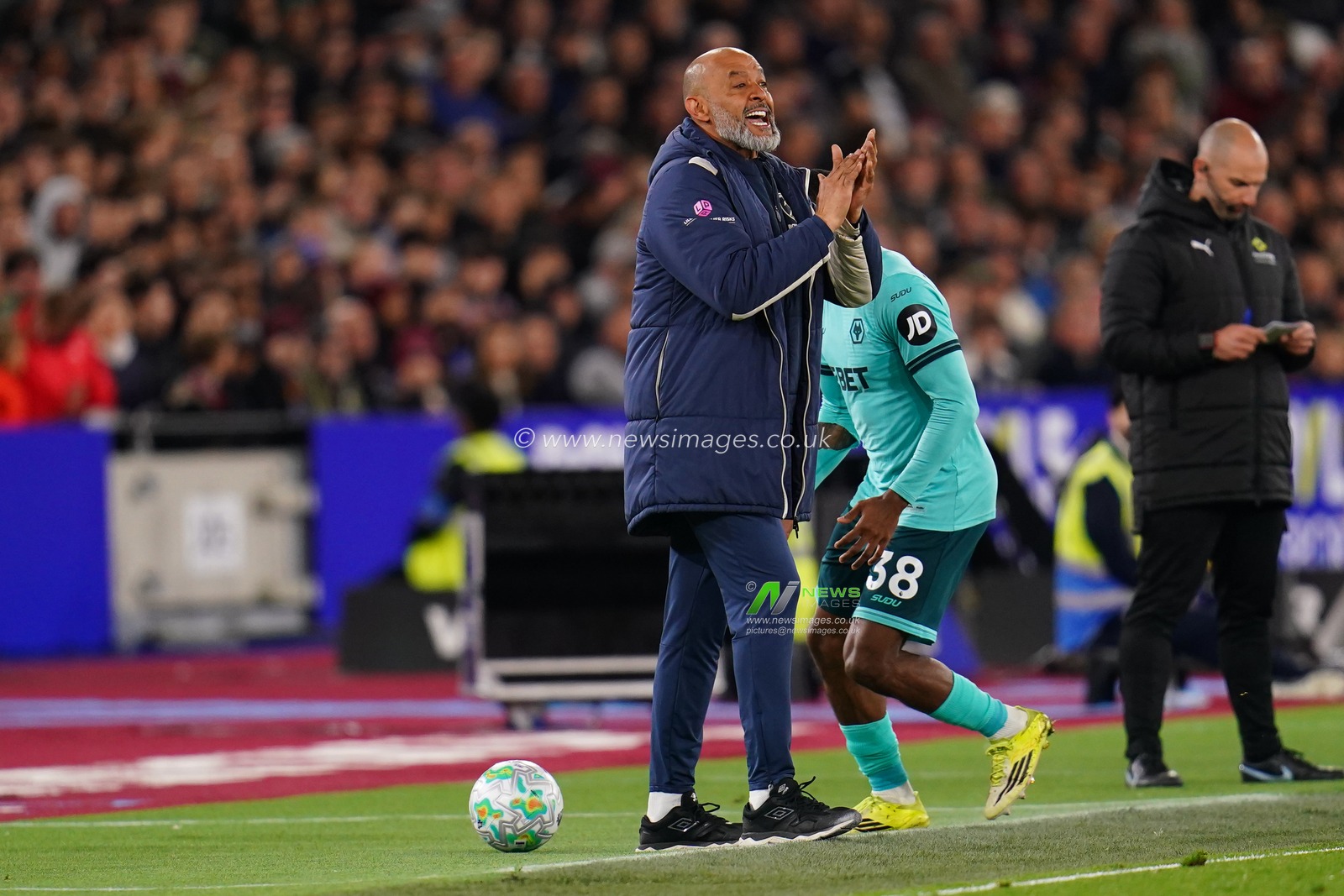 Nuno Espirito Santo manager of West Ham United encourages his side during the Premier League match West Ham United vs Wolverhampton Wanderers at London Stadium, London, United Kingdom on 10 April 2026

(Photo by Harvey Murphy/News Images)
