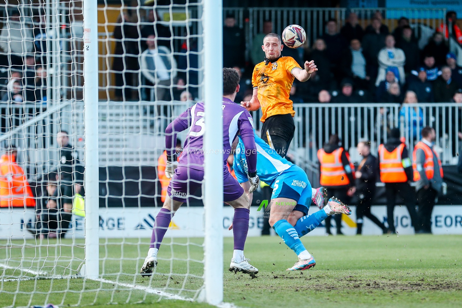 Ryan Loft of Cambridge United heads the ball during the Sky Bet League 1 match Cambridge United vs Peterborough United at Cledara Abbey Stadium, Cambridge, United Kingdom, 15th March 2025

(Photo by Izzy Poles/News Images)