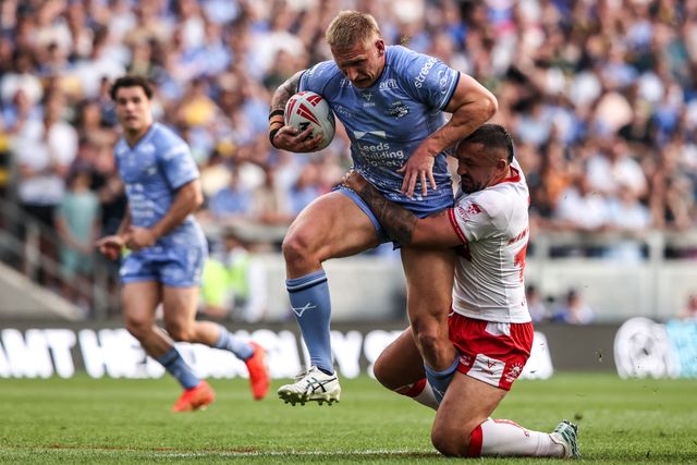Mikołaj Olędzki of Leeds Rhinos is tackled by Elliot Minchella of Hull KR and Tevita Pangai Junior of Hull KR during the Betfred Super League round 16 match Leeds Rhinos vs Hull KR at AMT Headingley Stadium, Leeds, United Kingdom on 26 June 2026

(Photo by Alfie Cosgrove/News Images)