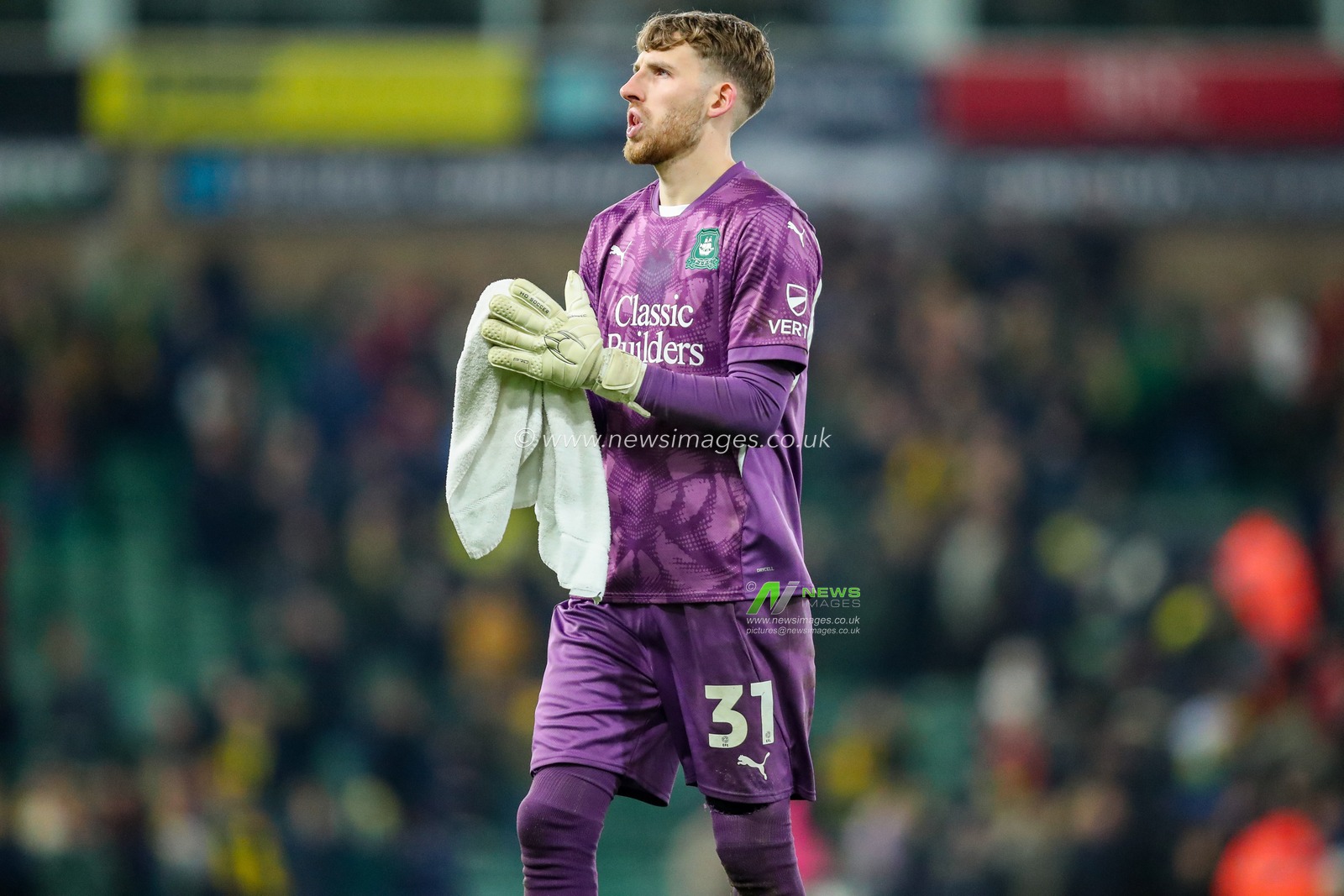 Dan Grimshaw of Plymouth Argyle acknowledges the fans after the teams defeat following the Sky Bet Championship match Norwich City vs Plymouth Argyle at Carrow Road, Norwich, United Kingdom, 26th November 2024

(Photo by Izzy Poles/News Images)