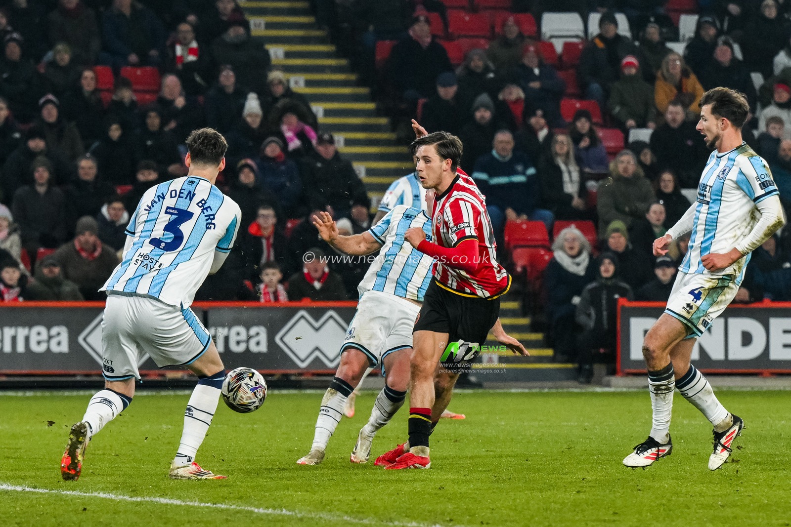 Sydie Peck of Sheffield United shoots during the Sky Bet Championship match Sheffield United vs Middlesbrough at Bramall Lane, Sheffield, United Kingdom, 12th February 2025

(Photo by Craig Thomas/News Images)