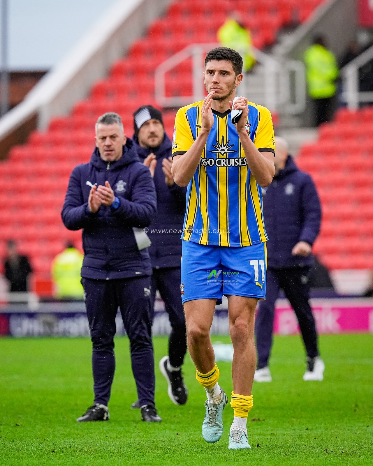 Ross Stewart of Southampton applauds the fans after the final whistle  during the Sky Bet Championship match Stoke City vs Southampton at Bet365 Stadium, Stoke-on-Trent, United Kingdom, 31st January 2026

(Photo by Maynard Manyowa/News Images)