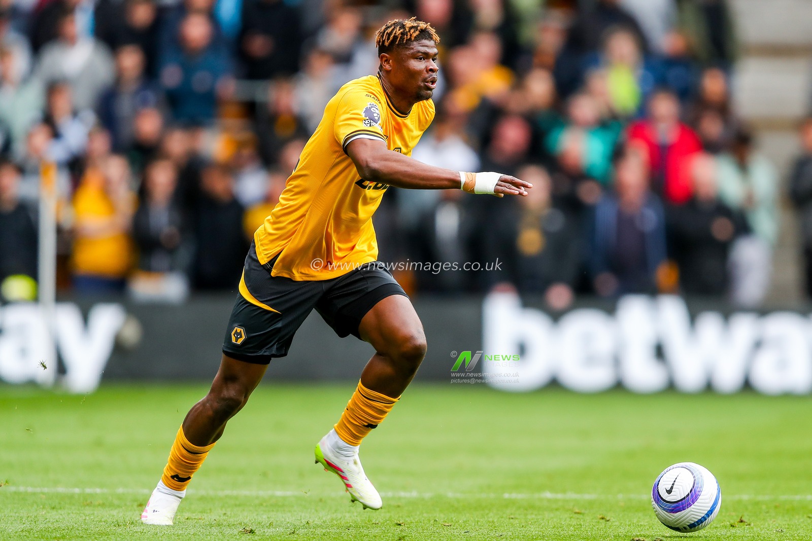 Emmanuel Agbadou of Wolverhampton Wanderers runs with the ball during the Premier League match Wolverhampton Wanderers vs Tottenham Hotspur at Molineux, Wolverhampton, United Kingdom, 13th April 2025

(Photo by Gareth Evans/News Images)