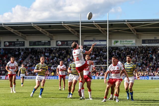 Oliver Gildart of Hull KR jumps up to win the high ball during the Betfred Challenge Cup Semi-Finals match Warrington Wolves vs Hull KR at Eco-Power Stadium, Doncaster, United Kingdom on 10 May 2026

(Photo by Alfie Cosgrove/News Images)