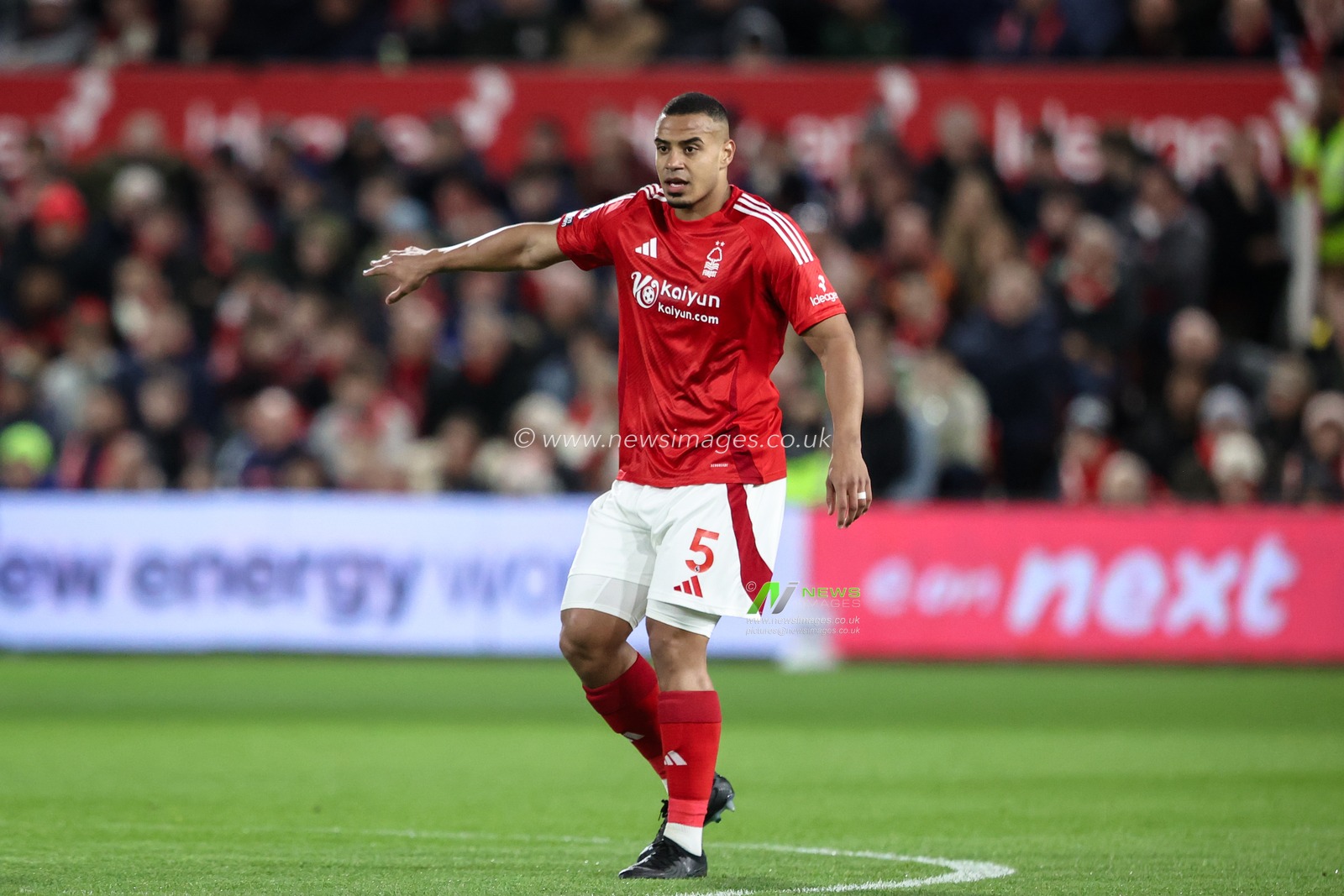 Murillo of Nottingham Forest gives his team instructions during the Premier League match Nottingham Forest vs Arsenal at City Ground, Nottingham, United Kingdom, 26th February 2025

(Photo by Alfie Cosgrove/News Images)