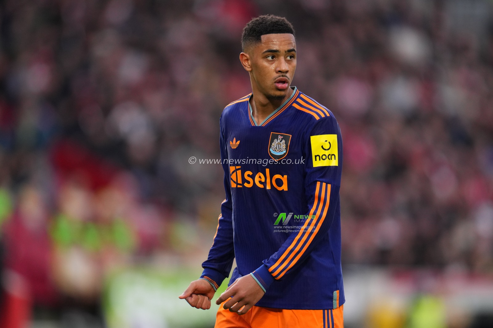 Jacob Ramsey of Newcastle United during the Premier League match Brentford vs Newcastle United at The Gtech Community Stadium, London, United Kingdom, 9th November 2025

(Photo by Harvey Murphy/News Images)

*** GER AUT SUI OUT ***