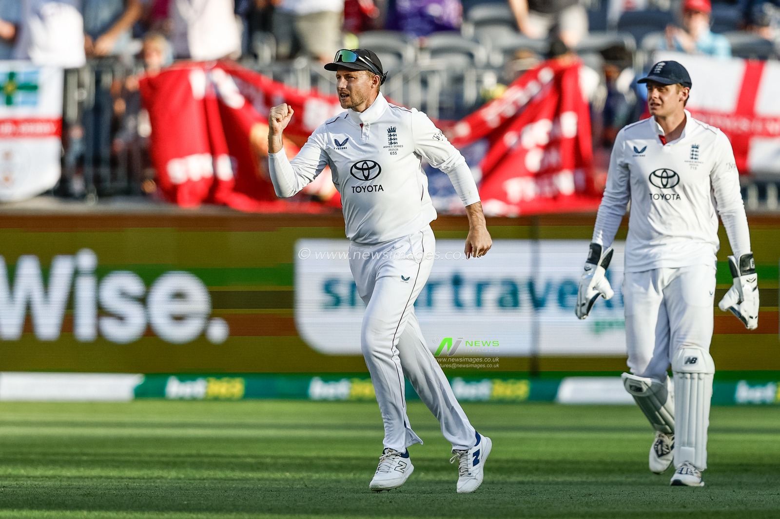 Joe Root of England celebrates England captain Ben Stokes taking his Sith wicket during the NRMA Insurance Ashes First Test Day 1 Series Australia vs England at Optus Stadium, Perth, Australia, 20th November 2025

(Photo by Santanu Banik/News Images)

*** GER AUT SUI OUT ***