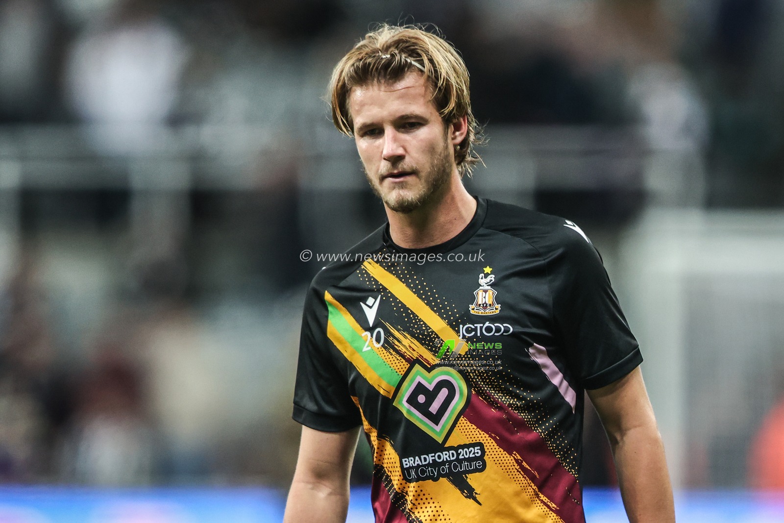 Tommy Leigh of Bradford City in the pregame warmup session during the Carabao Cup Round 3 match Newcastle United vs Bradford City at St. James's Park, Newcastle, United Kingdom, 24th September 2025

(Photo by Alfie Cosgrove/News Images)