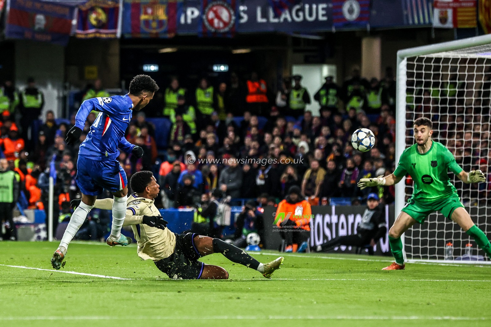 Estêvão of Chelsea scores to make it 2-0 during the UEFA Champions League Matchday 5 of 8 Chelsea v Barcelona at Stamford Bridge, London, United Kingdom, 25th November 2025

(Photo by Alfie Cosgrove/News Images)

*** GER AUT SUI OUT ***