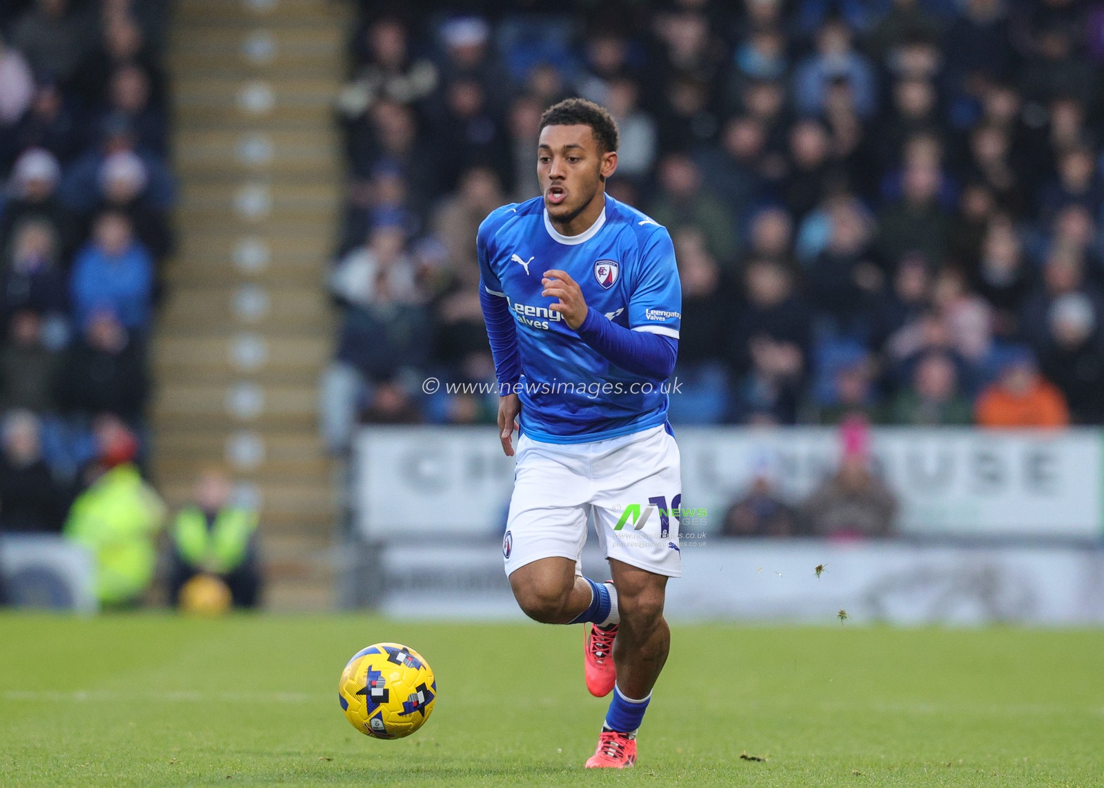 Lewis Gordon of Chesterfield breaks with the ball during the Sky Bet League 2 match Chesterfield vs Barnet at SMH Group Stadium, Chesterfield, United Kingdom, 13th December 2025

(Photo by Richard Bierton/News Images)

*** GER AUT SUI OUT ***