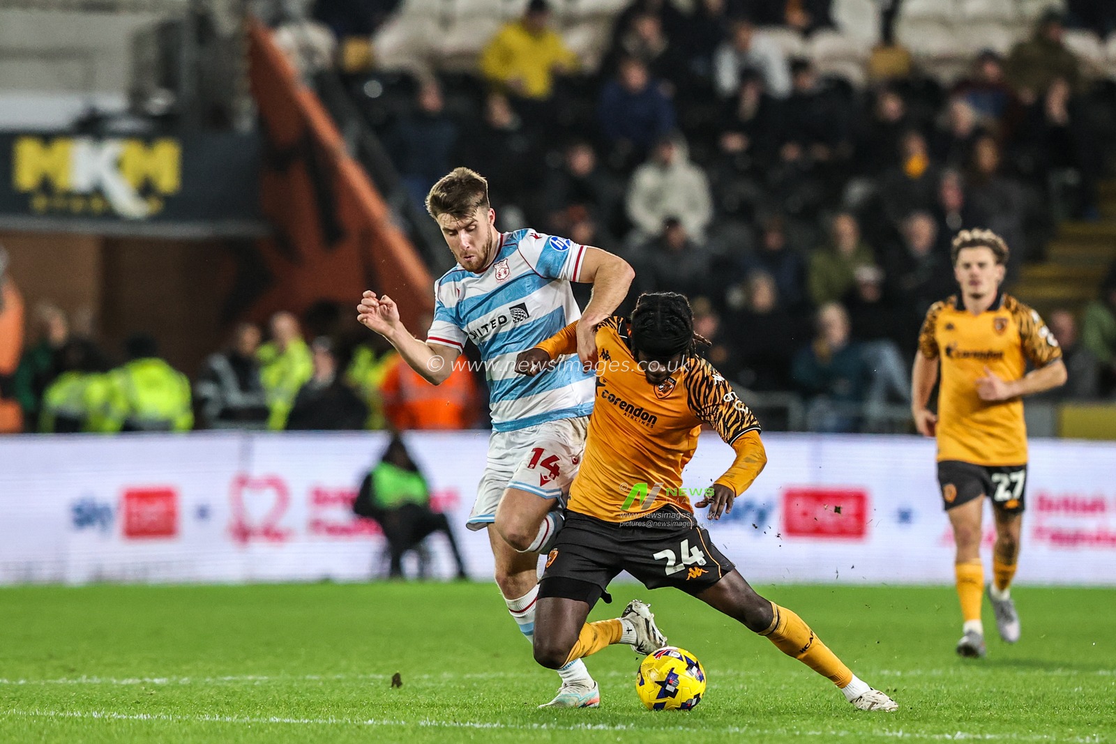 Darko Gyabi of Hull City is fouled by George Thomason of Wrexham during the Sky Bet Championship match Hull City vs Wrexham at MKM Stadium, Hull, United Kingdom, 10th December 2025

(Photo by Alfie Cosgrove/News Images)

*** GER AUT SUI OUT ***
