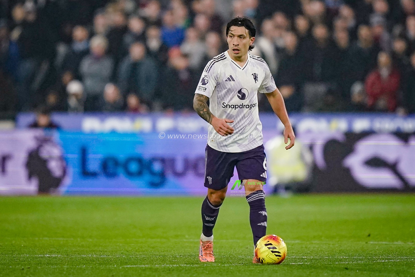 Lisandro Martinez of Manchester United makes a run with the ball  during the Premier League match West Ham United vs Manchester United at London Stadium, London, United Kingdom on 10 February 2026

(Photo by Maynard Manyowa/News Images)