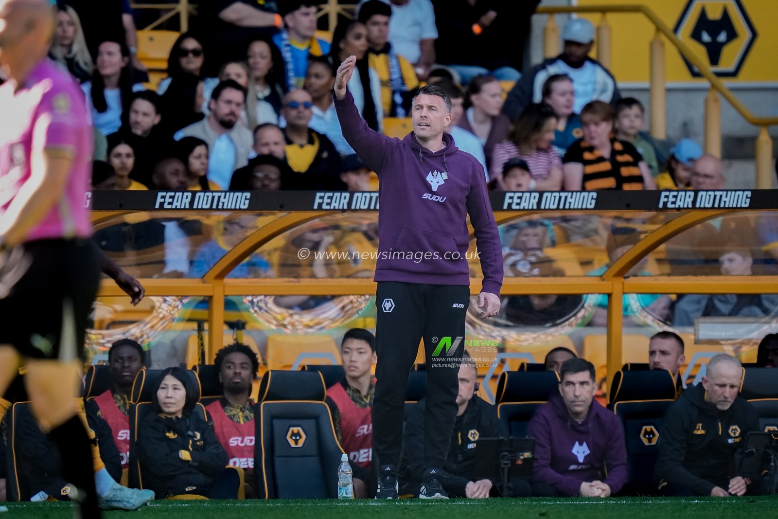 Rob Edwards manager of Wolverhampton Wanderers gives his team instructions  during the Premier League match Wolverhampton Wanderers vs Tottenham Hotspur at Molineux, Wolverhampton, United Kingdom on 25 April 2026

(Photo by Maynard Manyowa/News Images)