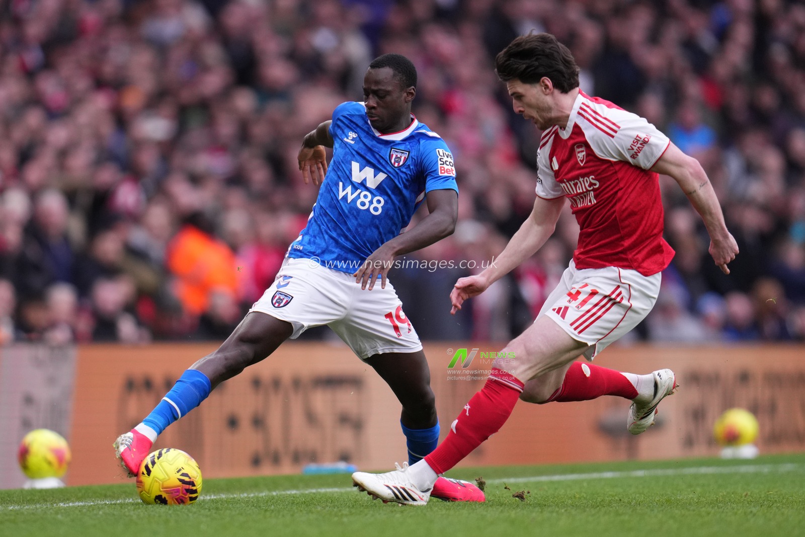 Habib Diarra of Sunderland and Declan Rice of Arsenal during the Premier League match Arsenal vs Sunderland at Emirates, London, United Kingdom on 07 February 2026

(Photo by Harvey Murphy/News Images)
