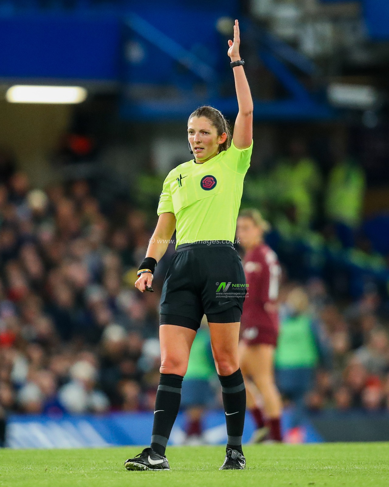 Referee Melissa Burgin gives instructions during the Barclays Women's Super League match Chelsea FC Women vs Manchester City Women at Stamford Bridge, London, United Kingdom, 16th November 2024

(Photo by Izzy Poles/News Images)