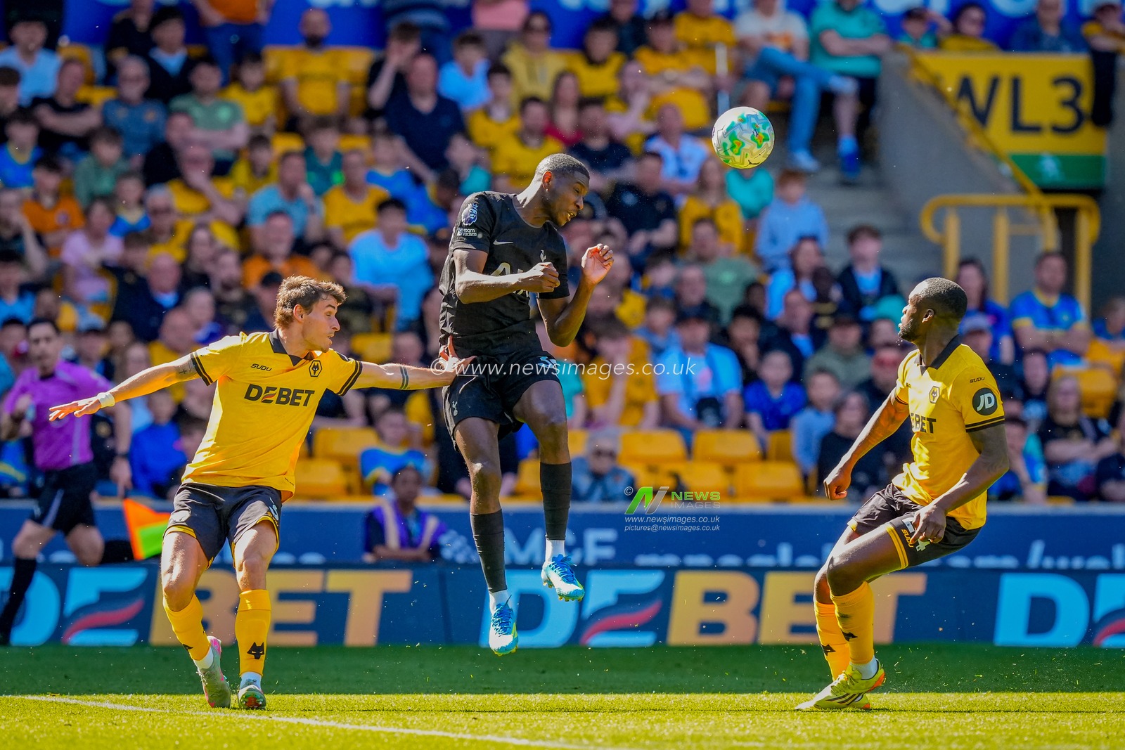 Randal Kolo Muani of Tottenham Hotspur heads the ball away during the Premier League match Wolverhampton Wanderers vs Tottenham Hotspur at Molineux, Wolverhampton, United Kingdom on 25 April 2026

(Photo by Maynard Manyowa/News Images)