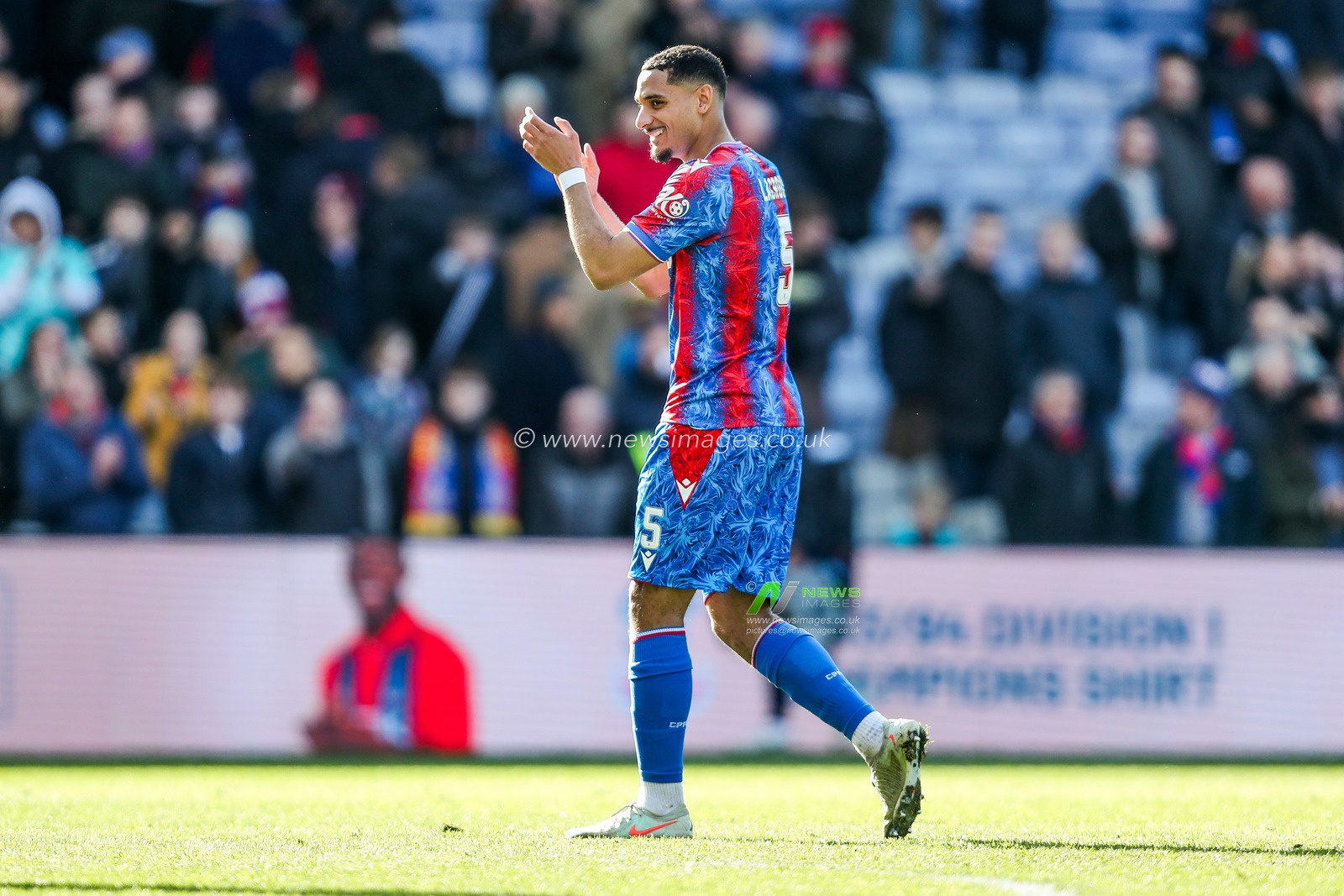 Daniel Munoz of Crystal Palace acknowledges the fans after the teams victory following the Emirates FA Cup 5th Round match Crystal Palace vs Millwall at Selhurst Park, London, United Kingdom, 1st March 2025

(Photo by Izzy Poles/News Images)