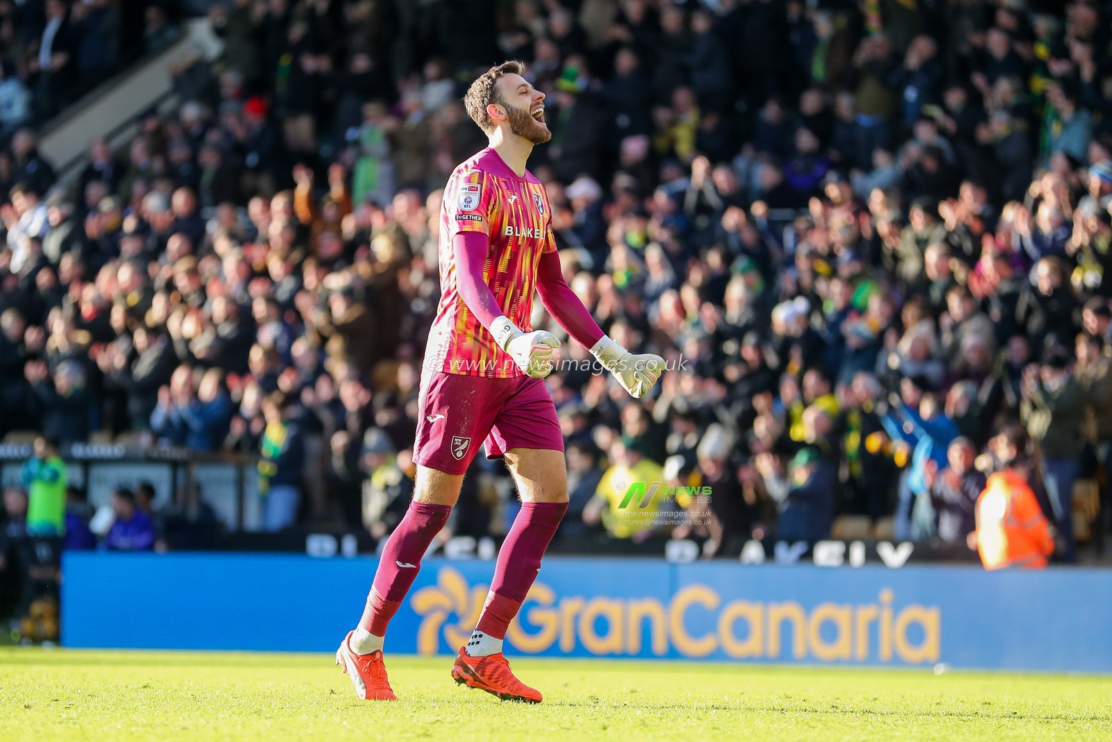 Angus Gunn of Norwich City celebrates after the team's fourth goal during the Sky Bet Championship match Norwich City vs Swansea City at Carrow Road, Norwich, United Kingdom, 25th January 2025

(Photo by Izzy Poles/News Images)