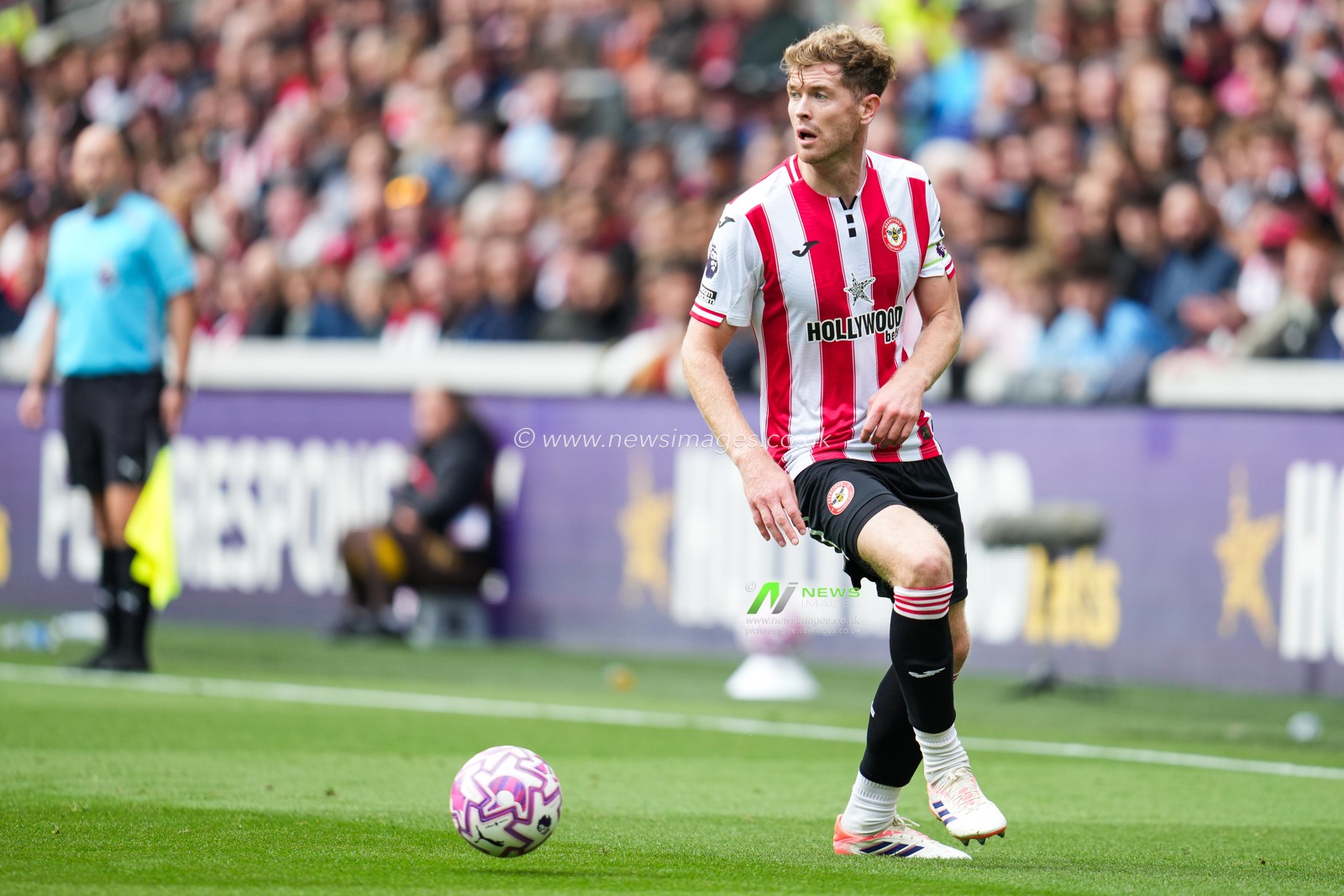 Nathan Collins of Brentford on the ball during the Premier League match Brentford vs Manchester United at The Gtech Community Stadium, London, United Kingdom, 27th September 2025

(Photo by Harvey Murphy/News Images)