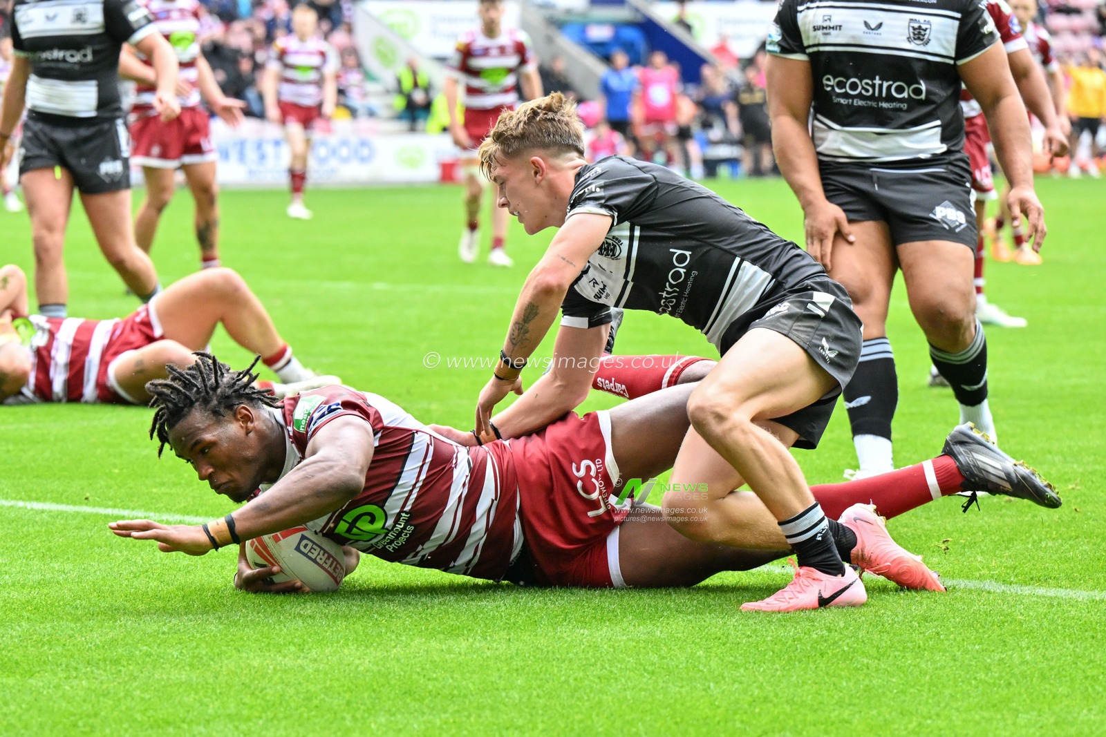 Junior Nsemba of Wigan Warriors goes over for a try to make it 14-4 Wigan during the Betfred Super League Round 23 match Wigan Warriors vs Hull FC at DW Stadium, Wigan, United Kingdom, 25th August 2024

(Photo by Cody Froggatt/News Images)