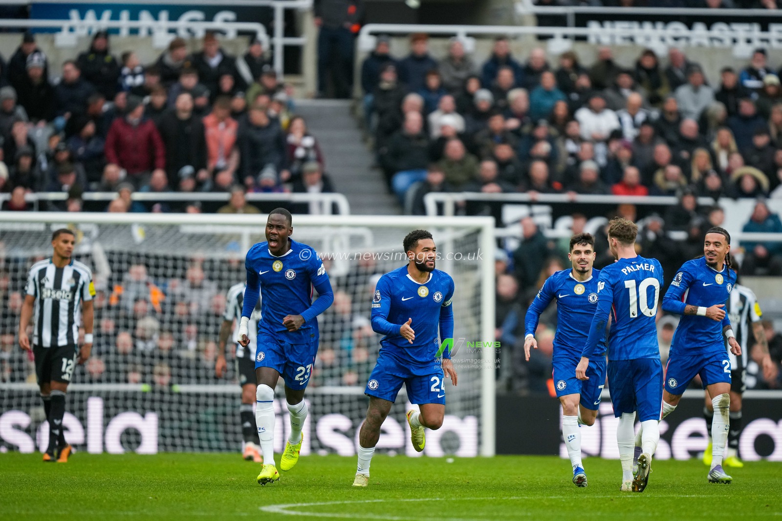 Reece James of Chelsea celebrates his goal to make it 2-1 during the Premier League match Newcastle United vs Chelsea at St. James's Park, Newcastle, United Kingdom, 20th December 2025

(Photo by Maynard Manyowa/News Images)

*** GER AUT SUI OUT ***