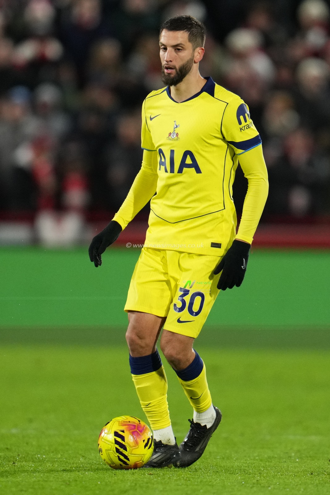 Rodrigo Bentancur of Tottenham Hotspur on the ball during the Premier League match Brentford vs Tottenham Hotspur at The Gtech Community Stadium, London, United Kingdom, 1st January 2026

(Photo by Harvey Murphy/News Images)

*** GER AUT SUI OUT ***