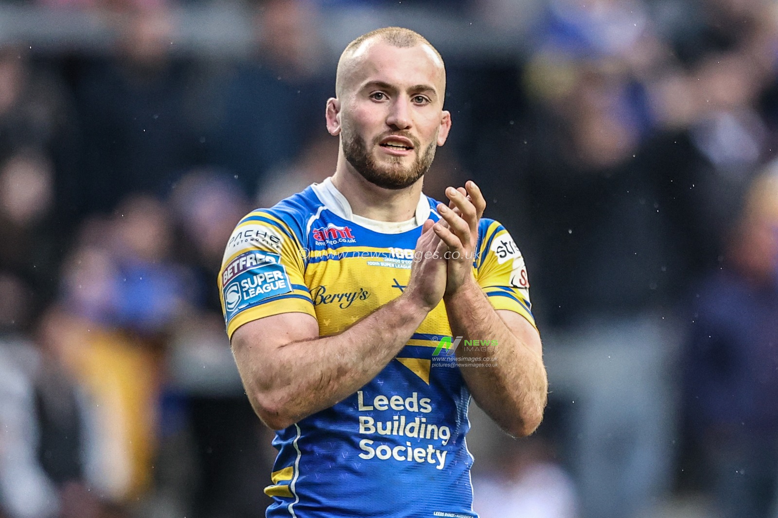 Jarrod O'Connor of Leeds Rhinos applauds the fans after the game during the Betfred Super League Round 8 match Leeds Rhinos vs Huddersfield Giants at Headingley Stadium, Leeds, United Kingdom, 18th April 2025

(Photo by Alfie Cosgrove/News Images)