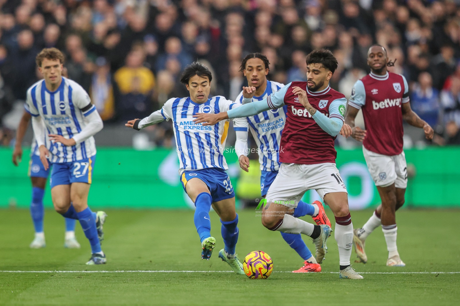 Kaoru Mitoma of Brighton & Hove Albion and Lucas PaquetÃ¡ of West Ham United battle for the ball during the Premier League match West Ham United vs Brighton and Hove Albion at London Stadium, London, United Kingdom, 21st December 2024

(Photo by Alfie Cosgrove/News Images)