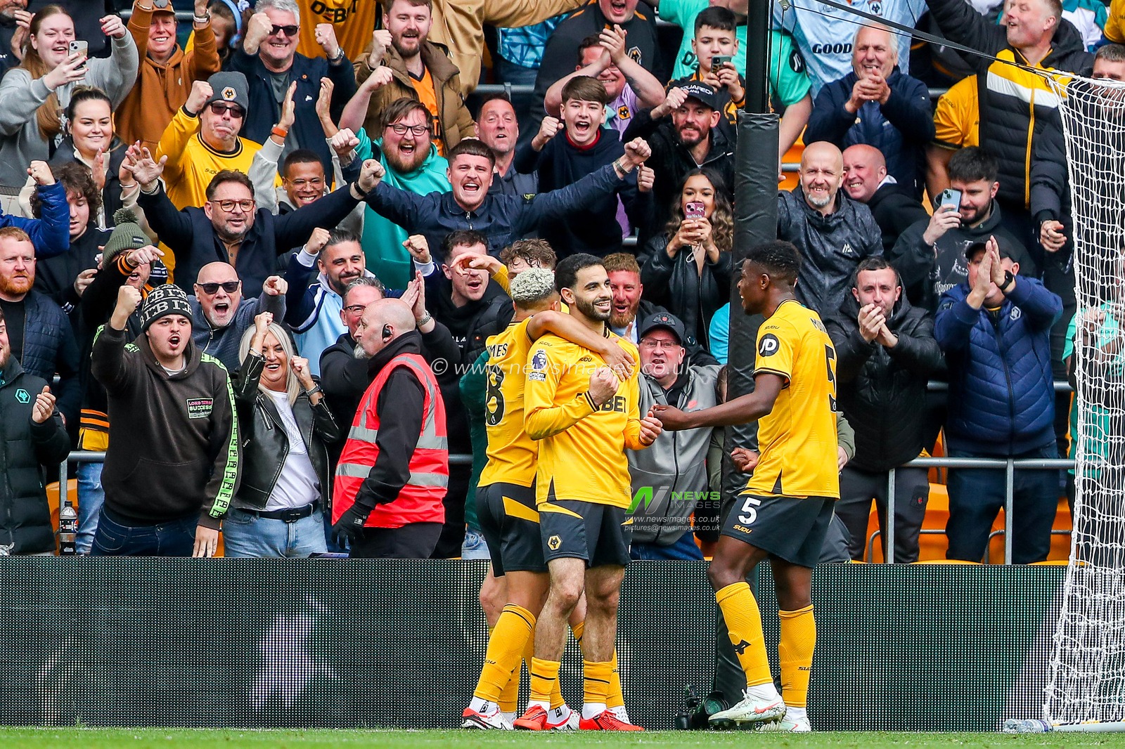 Jorgen Strand Larsen of Wolverhampton Wanderers celebrates his goal with teammates to make it 3-1 during the Premier League match Wolverhampton Wanderers vs Tottenham Hotspur at Molineux, Wolverhampton, United Kingdom, 13th April 2025

(Photo by Gareth Evans/News Images)