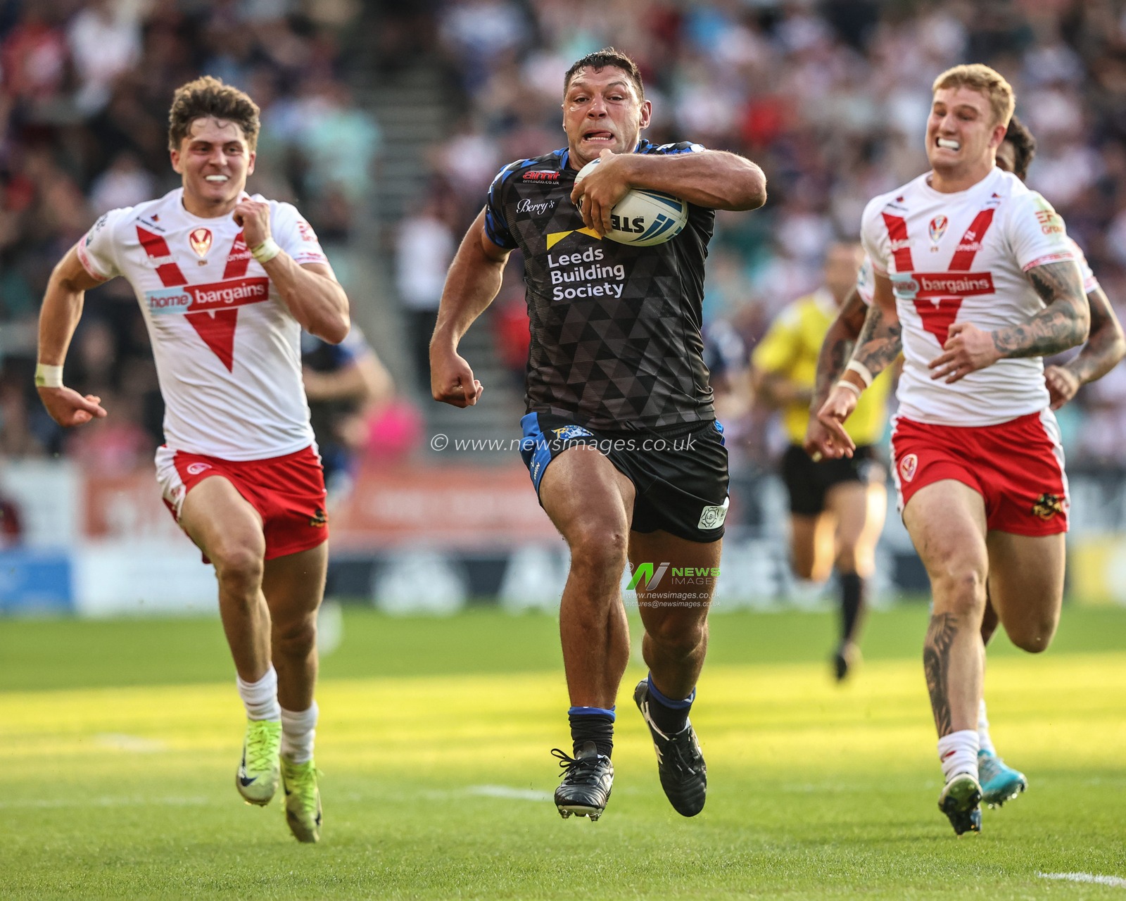 Ryan Hall of Leeds Rhinos breaks for the try line however he is caught by Harry Robertson of St. Helens during the Betfred Super League round 15 match St Helens vs Leeds Rhinos at Totally Wicked Stadium, St Helens, United Kingdom, 20th June 2025

(Photo by Alfie Cosgrove/News Images)