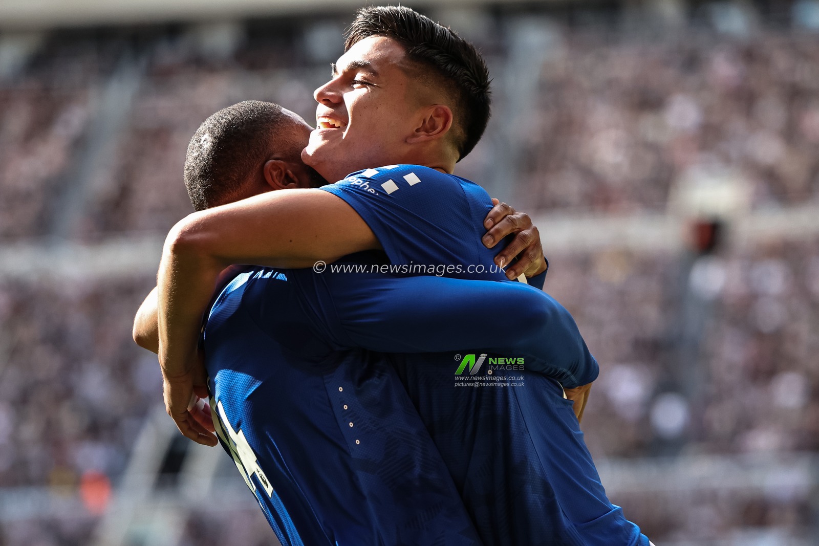Carlos Alcaraz of Everton celebrates his goal to make it 0-1 during the Premier League match Newcastle United vs Everton at St. James's Park, Newcastle, United Kingdom, 25th May 2025

(Photo by Mark Cosgrove/News Images)