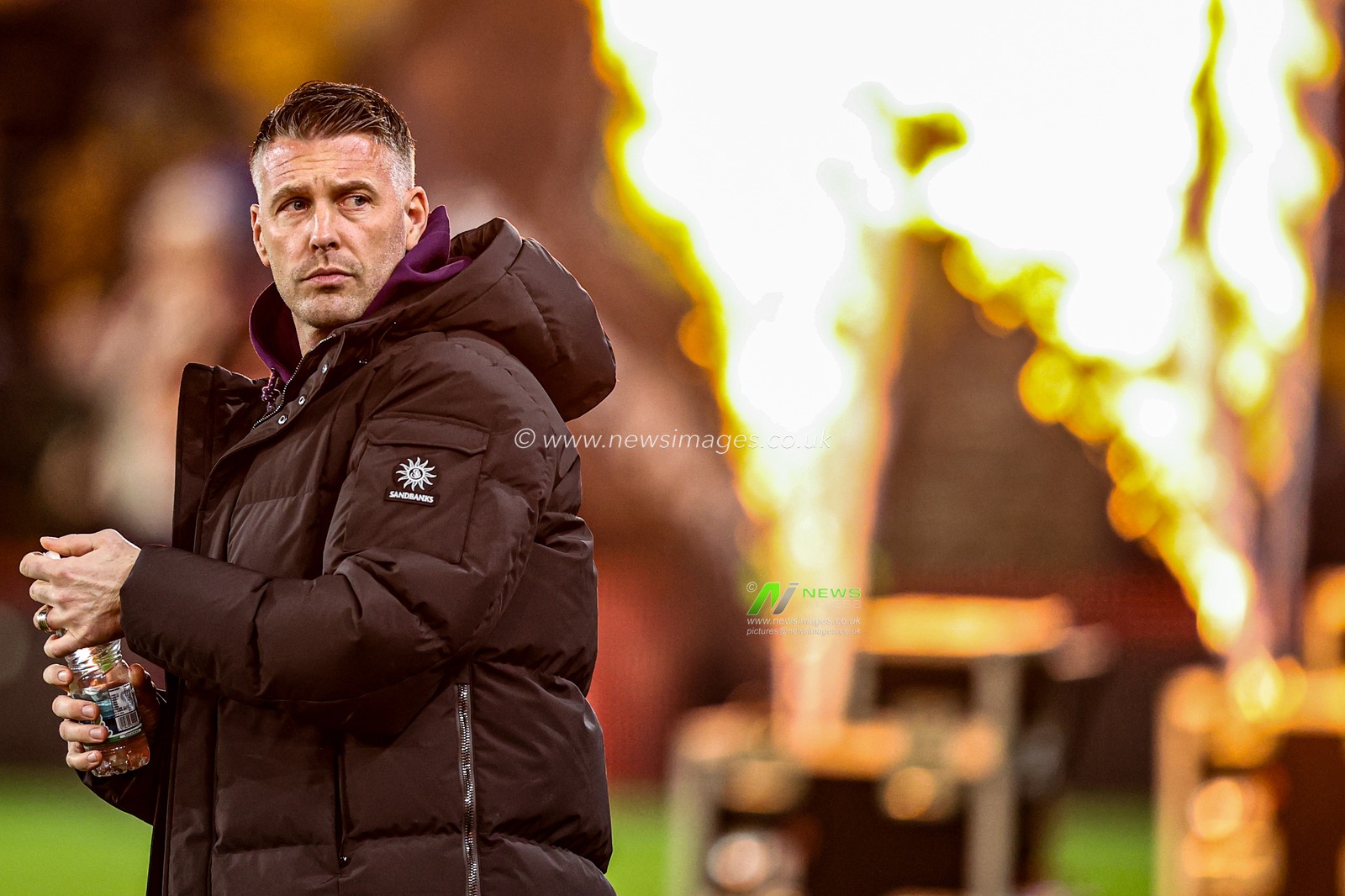 Rob Edwards manager of Wolverhampton Wanderers comes out for the game during the Premier League match Wolverhampton Wanderers vs Manchester United at Molineux, Wolverhampton, United Kingdom, 8th December 2025

(Photo by Alfie Cosgrove/News Images)

*** GER AUT SUI OUT ***