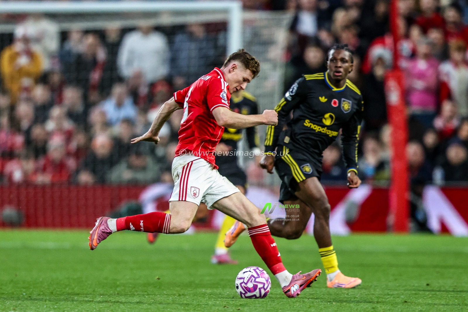 Elliot Anderson of Nottingham Forest in action during the Premier League match Nottingham Forest vs Manchester United at City Ground, Nottingham, United Kingdom, 1st November 2025

(Photo by Alfie Cosgrove/News Images)

*** GER AUT SUI OUT ***