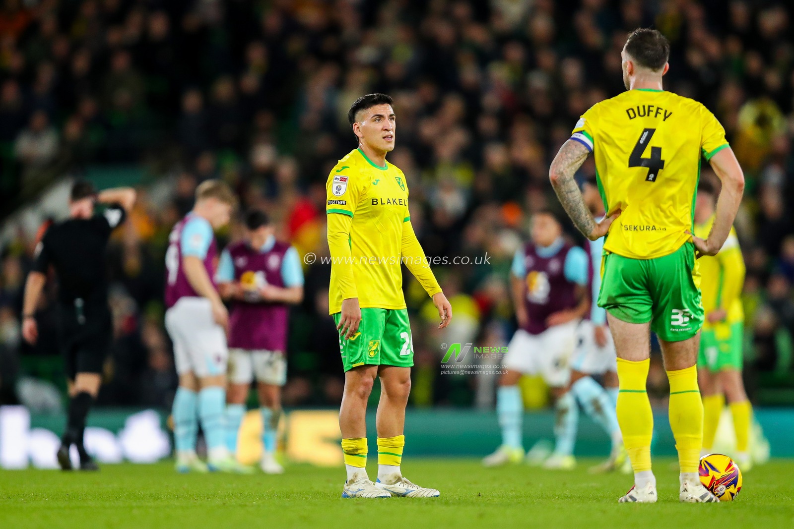Marcelino Nunez of Norwich City speaks to Shane Duffy during the Sky Bet Championship match Norwich City vs Burnley at Carrow Road, Norwich, United Kingdom, 15th December 2024

(Photo by Izzy Poles/News Images)
