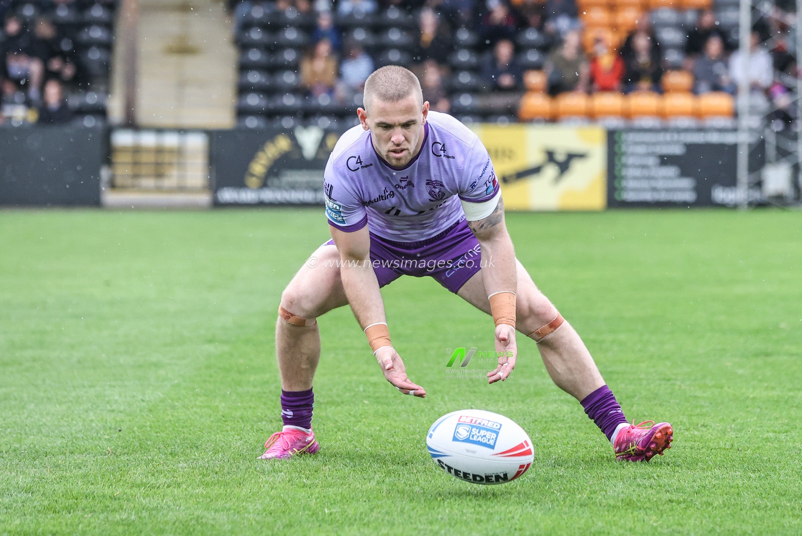 Matt Dufty of Warrington Wolves during pre-game warm up during the Betfred Super League round 19 match Castleford Tigers vs Warrington Wolves at The Mend-A-Hose Jungle, Castleford, United Kingdom, 20th July 2025

(Photo by Alfie Cosgrove/News Images)