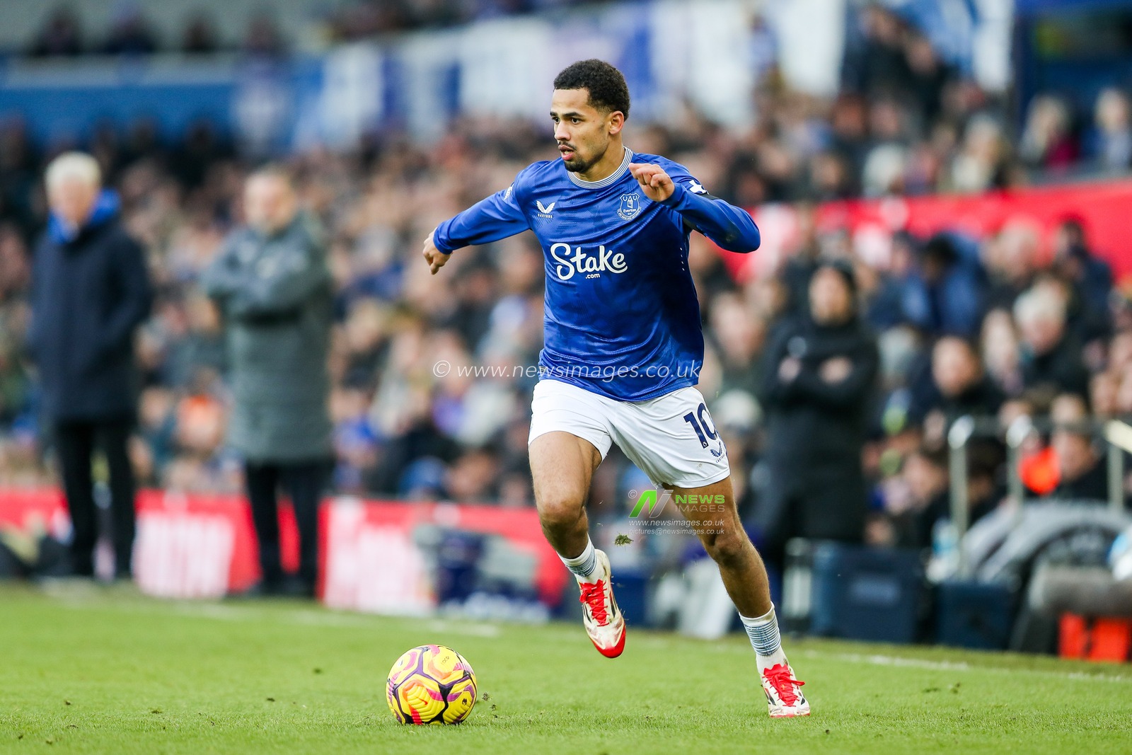 Iliman Ndiaye of Everton runs with the ball during the Premier League match Everton vs Tottenham Hotspur at Goodison Park, Liverpool, United Kingdom, 19th January 2025

(Photo by Gareth Evans/News Images)