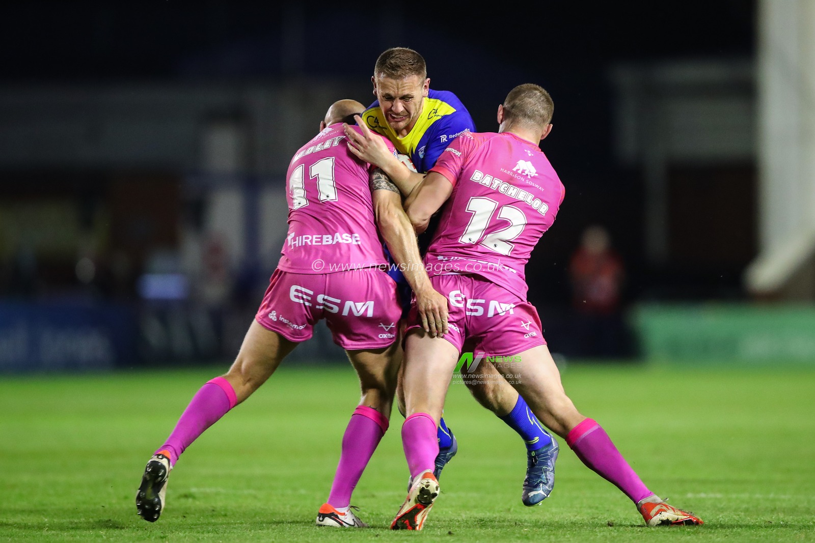 Ben Currie of Warrington Wolves is tackled by Dean Hadley of Hull KR and James Batchelor of Hull KR during the Betfred Super League Round 11 match Warrington Wolves vs Hull KR at Halliwell Jones Stadium, Warrington, United Kingdom, 9th May 2024

(Photo by Gareth Evans/News Images)