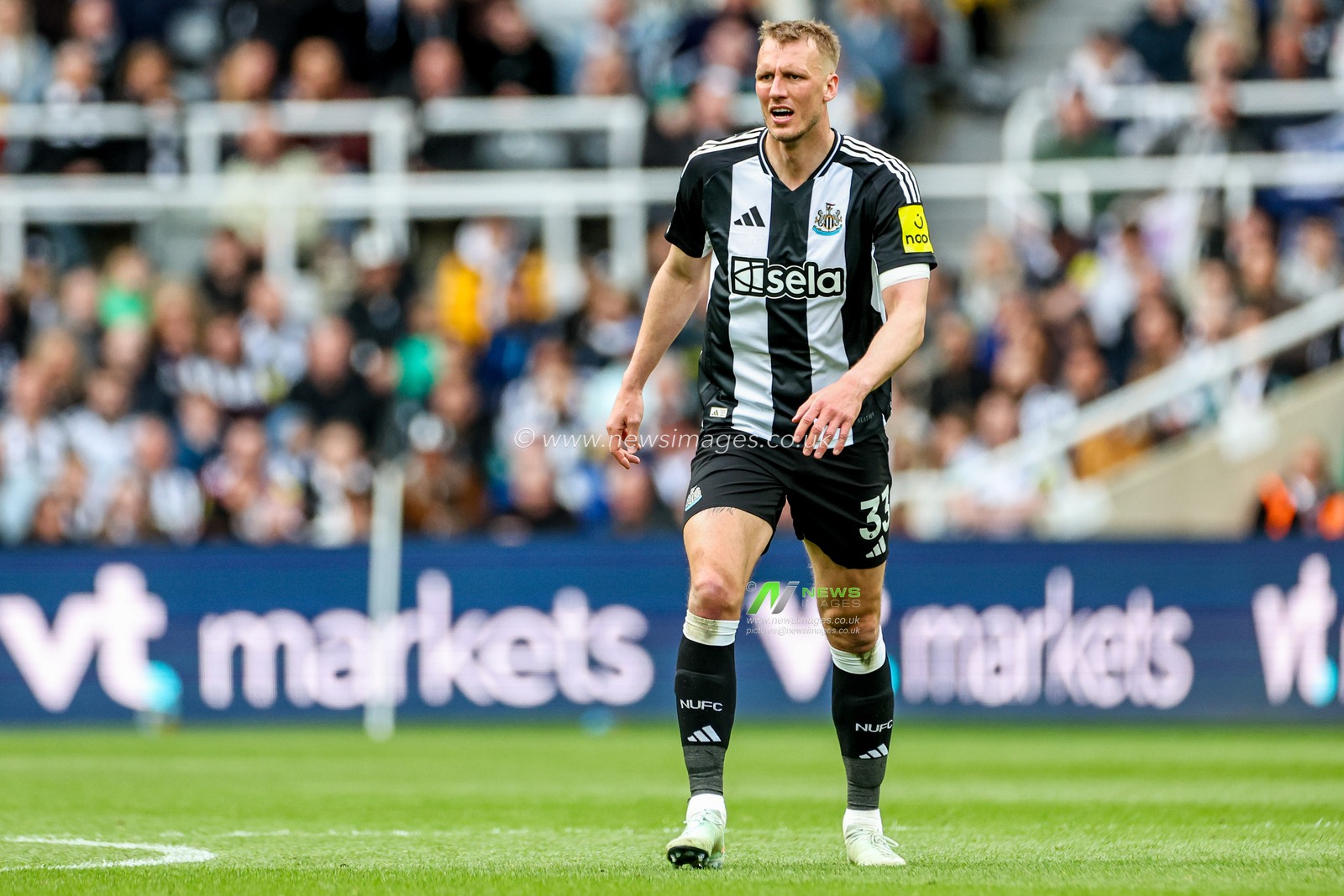 Dan Burn of Newcastle United looks on during the Premier League match Newcastle United vs Manchester United at St. James's Park, Newcastle, United Kingdom, 13th April 2025

(Photo by Mark Cosgrove/News Images)