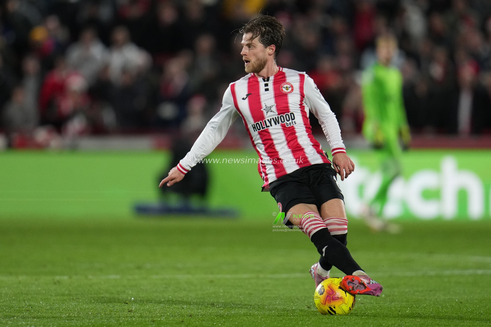 Mathias Jensen of Brentford on the ball during the Premier League match Brentford vs Leeds United at The Gtech Community Stadium, London, United Kingdom, 14th December 2025

(Photo by Harvey Murphy/News Images)

*** GER AUT SUI OUT ***