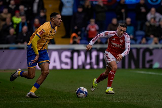 Jon Russell of Mansfield Town makes a run with the ball  during the Emirates FA Cup fifth round match Mansfield Town vs Arsenal at One Call Stadium, Mansfield, United Kingdom on 07 March 2026

(Photo by Maynard Manyowa/News Images)