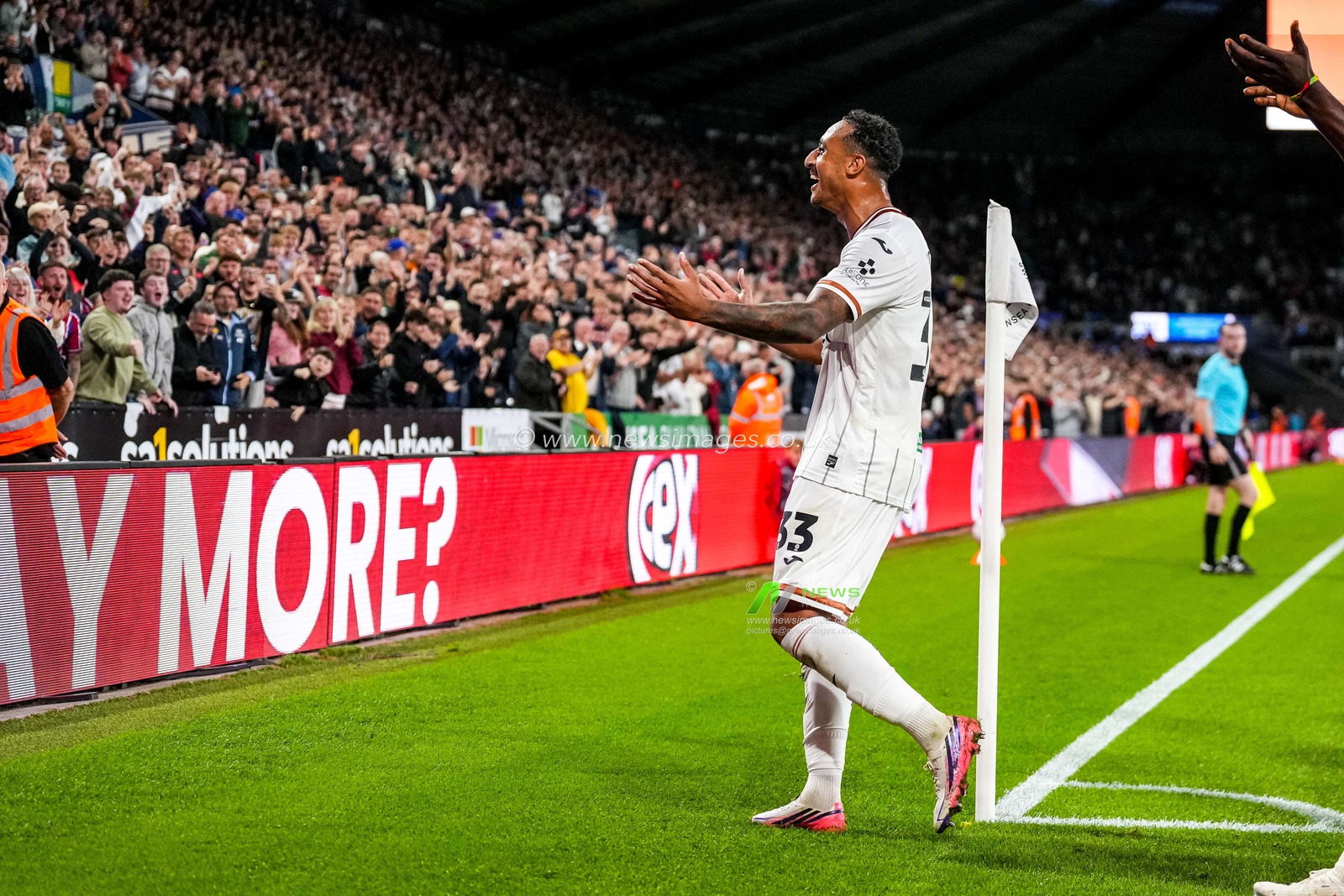 Adam Idah of Swansea City celebrates scoring his teams second goal during the Sky Bet Championship match Swansea City vs Watford at Swansea.com Stadium, Swansea, United Kingdom on 01 September 2026

(Photo by Andrew Lewis/News Images)