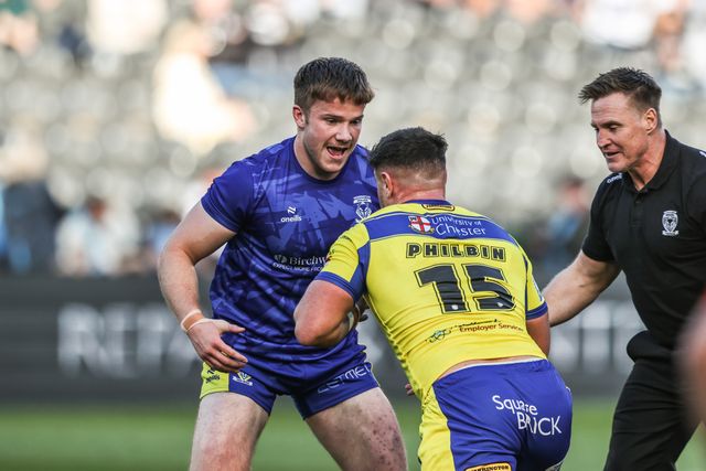 Luke Thomas of Warrington Wolves and Joe Philbin of Warrington Wolves in the pre-game warm up during the Betfred Super League Round 26 match Hull FC vs Warrington Wolves at MKM Stadium, Hull, United Kingdom, 13th September 2025

(Photo by Alfie Cosgrove/News Images)