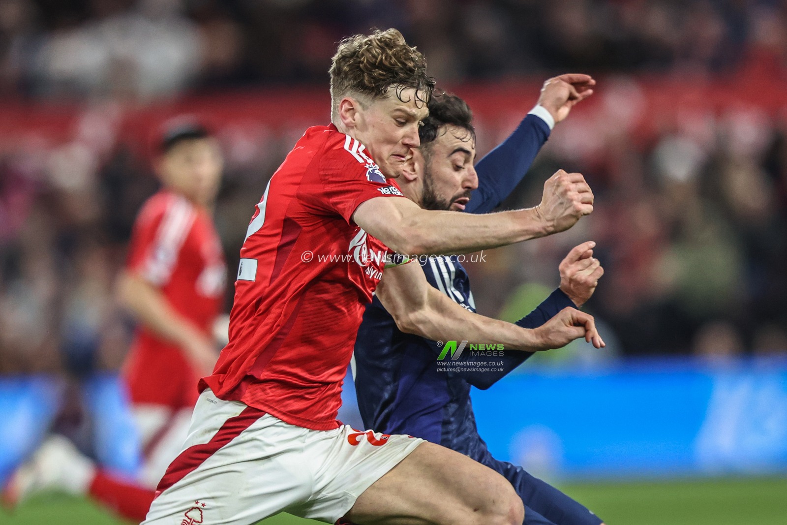 Ryan Yates of Nottingham Forest and Bruno Fernandes of Manchester United battle for the ball during the Premier League match Nottingham Forest vs Manchester United at City Ground, Nottingham, United Kingdom, 1st April 2025

(Photo by Alfie Cosgrove/News Images)