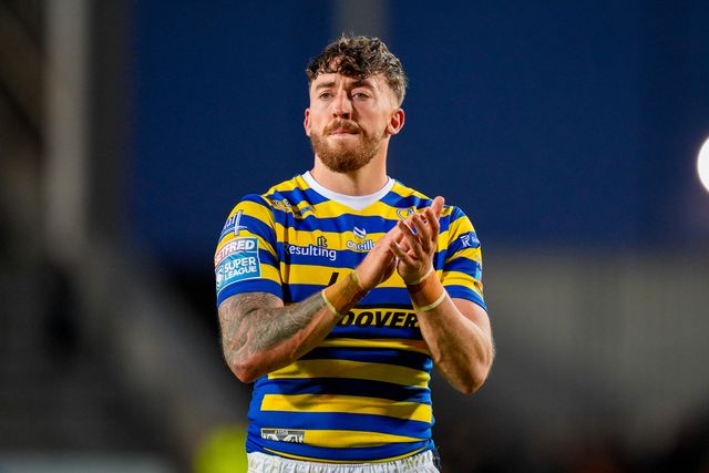 Warrington Wolves players applaud the fans at full time during the Betfred Super League round 14 match St Helens vs Warrington Wolves at The BrewDog Stadium, St Helens, United Kingdom on 11 June 2026

(Photo by Maynard Manyowa/News Images)
