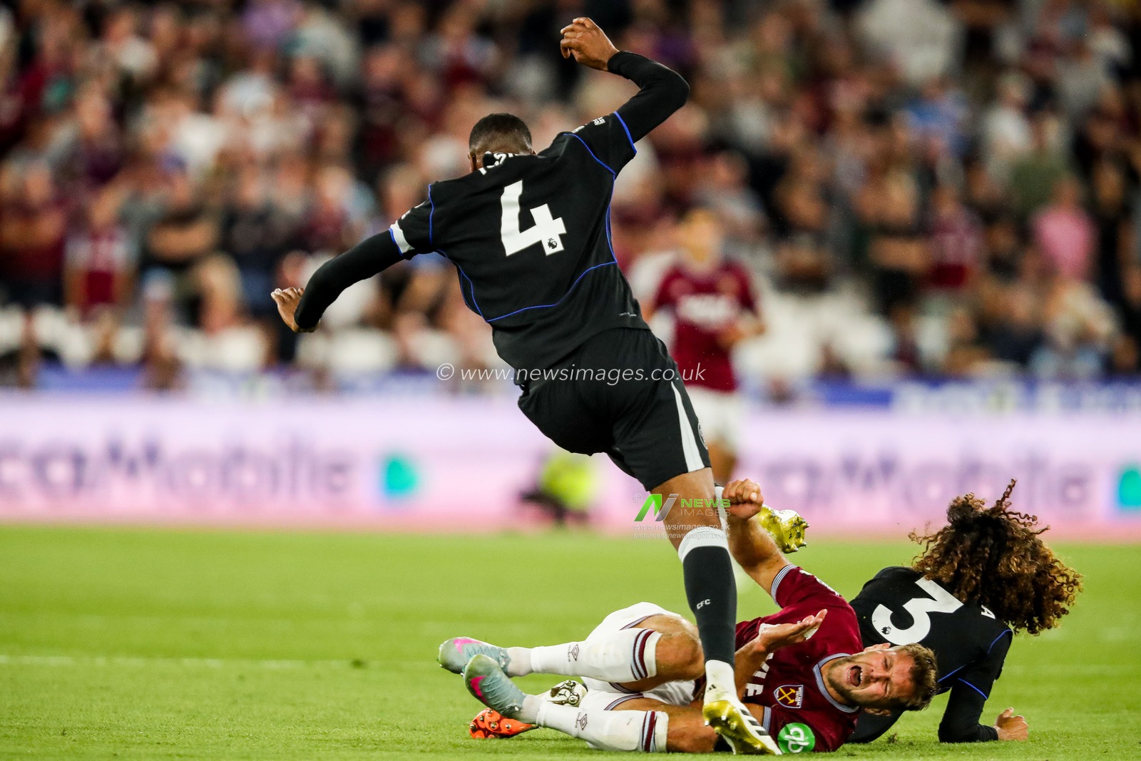 Tosin Adarabioyo and Marc Cucurella of Chelsea battles for the ball with Niclas Fullkrug of West Ham United during the Premier League match West Ham United vs Chelsea at London Stadium, London, United Kingdom, 22nd August 2025

(Photo by Izzy Poles/News Images)