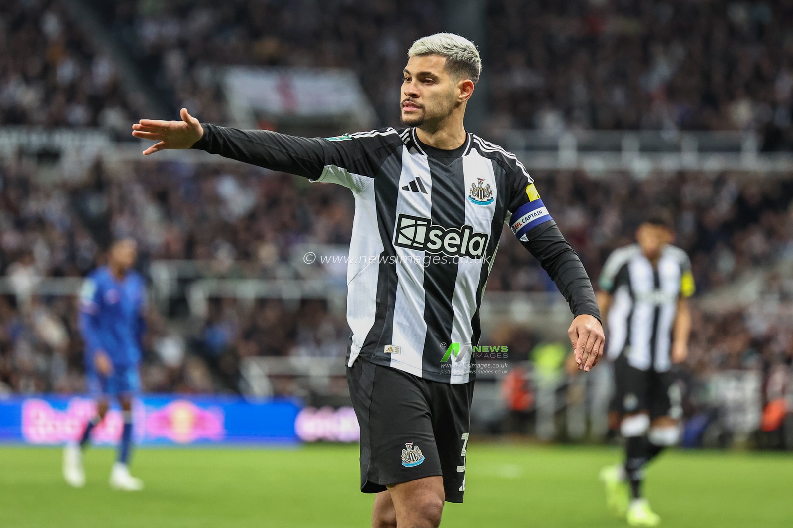 Bruno GuimarÃ£es of Newcastle United gives his team instructions during the Carabao Cup Last 16 match Newcastle United vs Chelsea at St. James's Park, Newcastle, United Kingdom, 30th October 2024

(Photo by Mark Cosgrove/News Images)