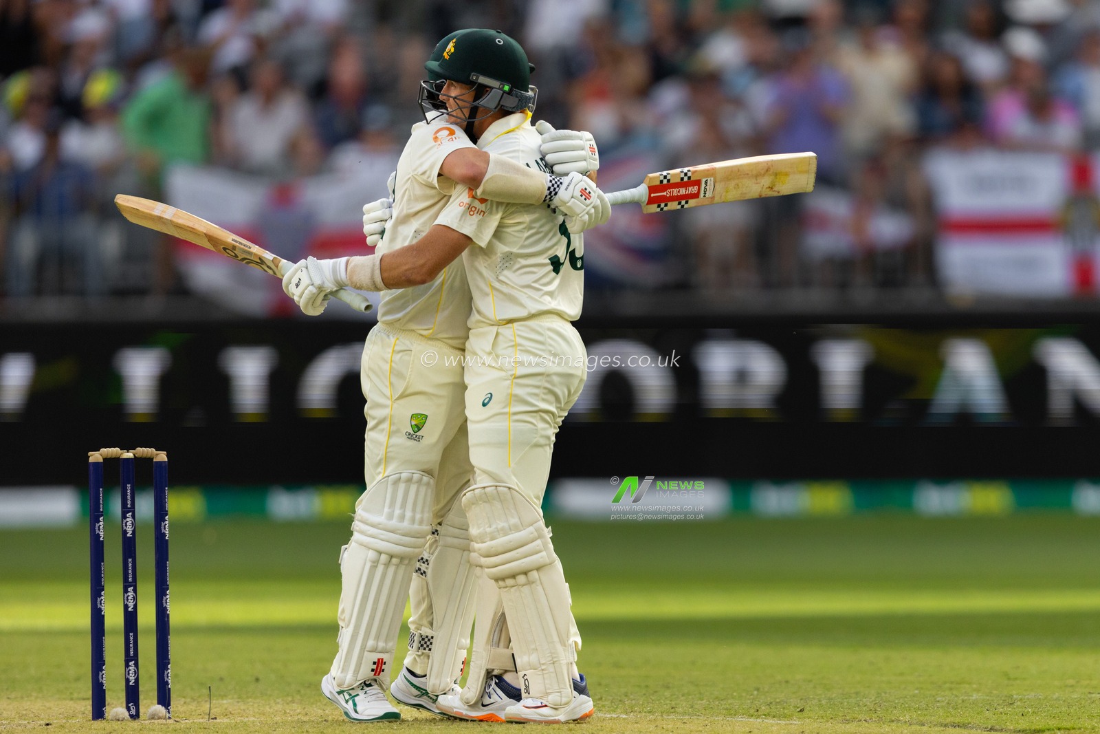 Travis Head of Australia is congratulated by his teammate for a brilliant innings after he got out during the NRMA Insurance Ashes First Test Day 2 Australia vs England at Optus Stadium, Perth, Australia, 22nd November 2025

(Photo by Santanu Banik/News Images)

*** GER AUT SUI OUT ***