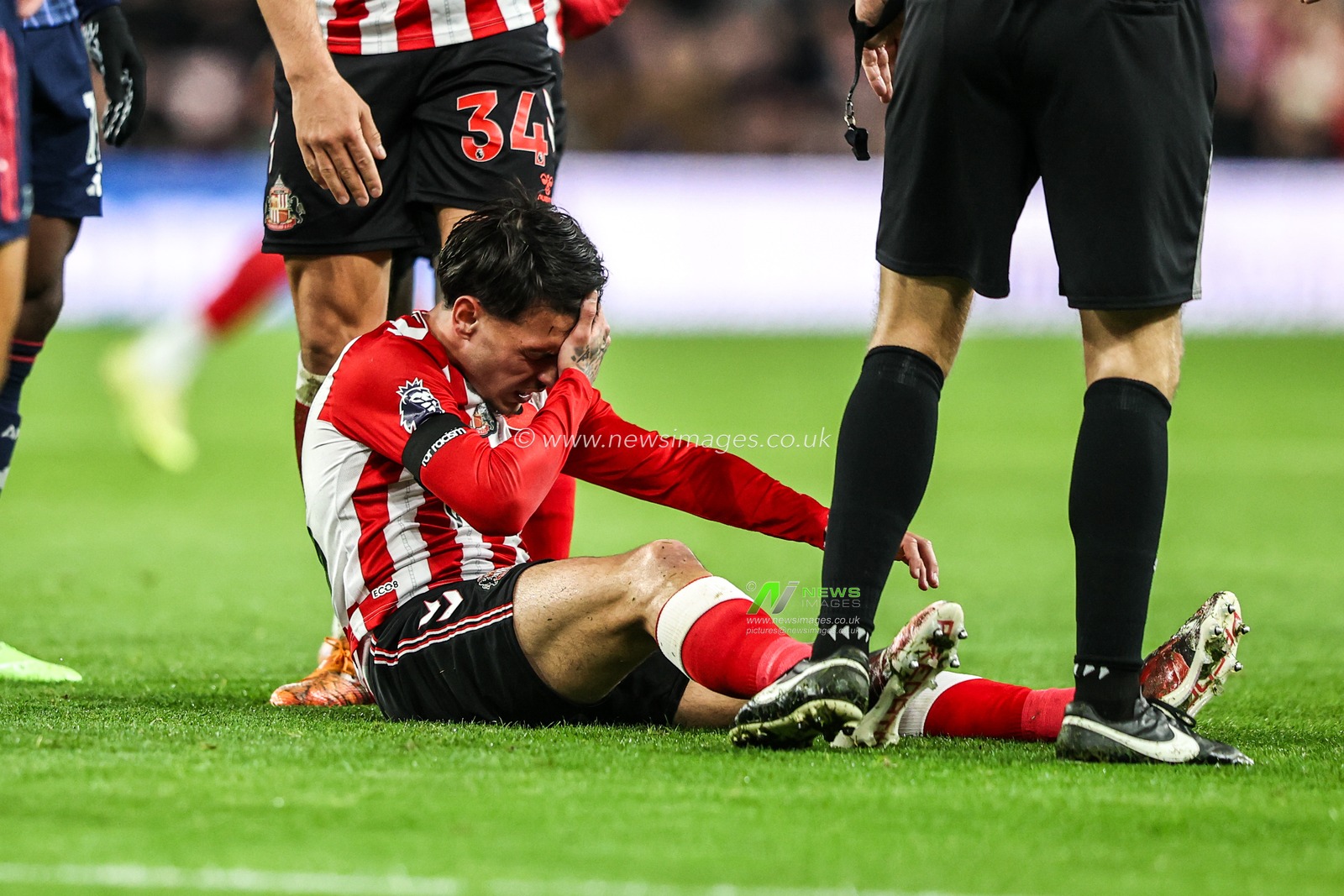 Enzo Le Fée of Sunderland injured after a head injury during the Premier League match Sunderland vs Arsenal at Stadium Of Light, Sunderland, United Kingdom, 8th November 2025

(Photo by Alfie Cosgrove/News Images)

*** GER AUT SUI OUT ***